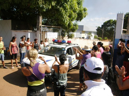 1º BPM e outros quartéis  têm portões liberados pelas esposas dos policiais -  Veja vídeo exclusivo