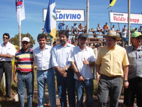 LATINO - Governador Cassol e senador Expedito Junior prestigiam o motocross