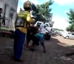 Pai e padrasto de bebê saem no ‘braço’ em frente à maternidade municipal - VÍDEO