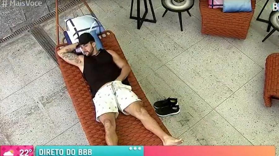 VÍDEO: Arthur 'coça' partes íntimas e cheira a mão em entrada ao vivo do Mais Você