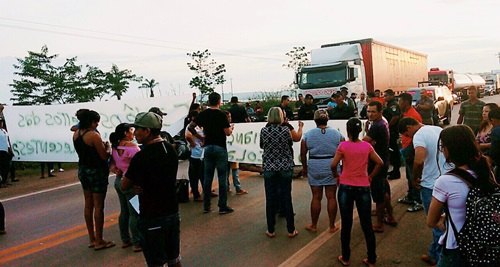 BLOQUEIO – Manifestantes fecham trecho da BR-364 em Jaci