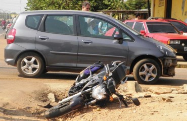 TRÂNSITO LOUCO! - Motociclista provoca colisão ao tentar fazer ultrapassagem