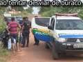 Mãe e filha sofrem acidente ao tentar desviar de buraco