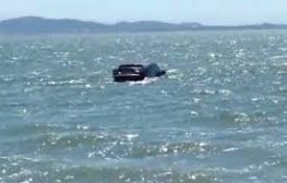 'Land Rover' roubada aparece boiando em lagoa no RJ