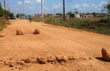 PARECE DESERTO – Moradores da zona Leste sofrem com poeira e fazem barricadas de pedras e paus para solucionar problema – Fotos e vídeo