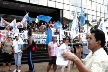 Trabalhadores em educação definem paralisação das atividades na próxima semana