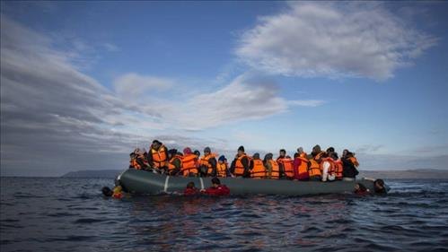 Barco naufraga com centenas de imigrantes no Egito