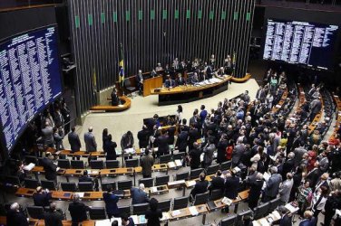 Deputados aprovam o fim da reeleição no Brasil