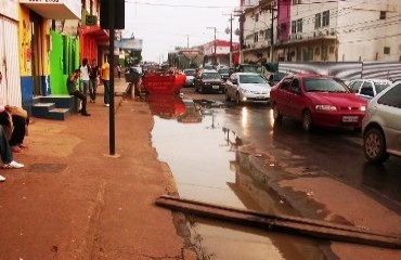 CENA DA CIDADE – Obra de ampliação de hospital no centro provoca alagamento e transtorno a moradores e comerciantes - FOTOS