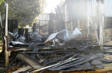 DESTRUIÇÃO – Comunidade do Morro da Balsa salva família de incêndio e proprietária da casa acusa ex-genro de participação - Fotos