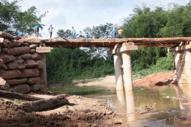 Prefeito acompanha construção de ponte e anuncia inauguração