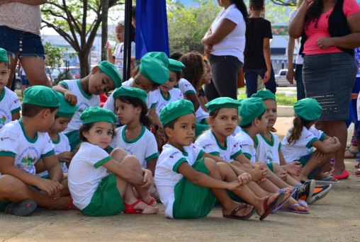 Alunos realizam apresentações em comemoração de aniversário de município 