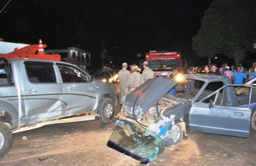 Colisão entre Hilux  e Pampa na avenida Jorge Teixeira leva dois para o hospital