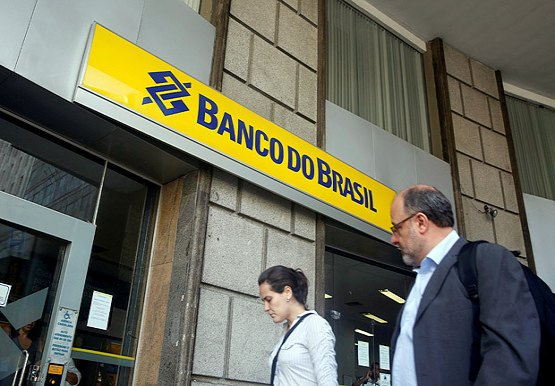 Banco do Brasil aposenta 9,4 mil funcionários e suspende concursos