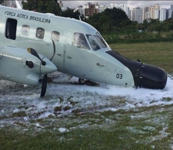 Avião capota ao tentar decolar em São Paulo