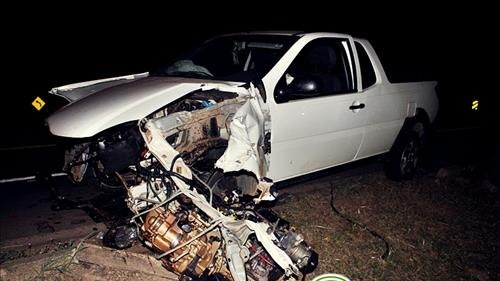 Comerciante bate carro em barra de proteção na BR-364