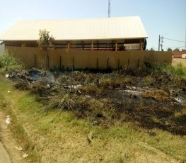 PERIGO - Jovem é preso após causar incêndio ao lado de escola 