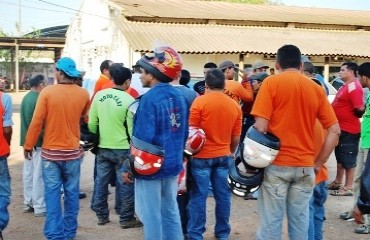 Centenas de mototaxistas tomam contam da frente da SEMTRAN para churrasco-protesto