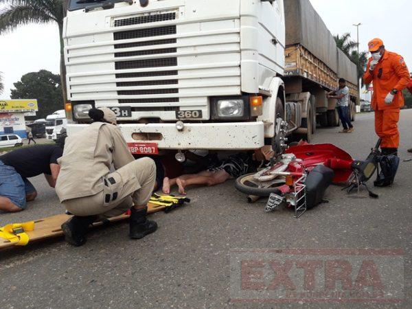 Carreta e moto se envolvem em acidente; mulher está em estado grave