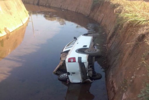 Carro cai em igarapé na cidade