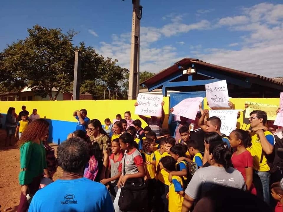 PROTESTO: Alunos da rede municipal pedem início das aulas para Hildon Chaves