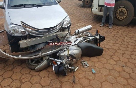 Motociclista é atingido por carro em posto de combustível