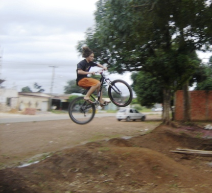 Jovens praticam Bicicross onde antes era só mato