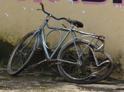 Bike fura o sinal e provoca acidente na madrugada (veja foto)