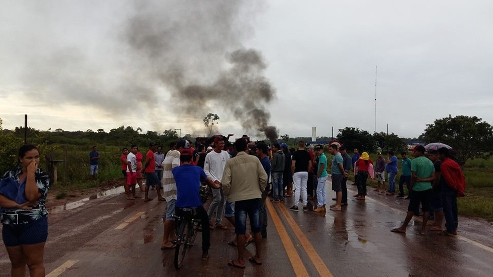 Tráfego na BR-364 é liberado após mais de 12h de bloqueio entre RO e AC