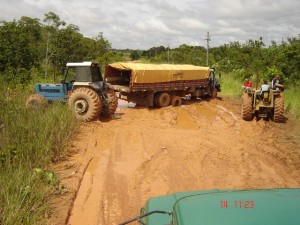 Caminhões atolados bloqueiam BR 319 próximo de Humaitá