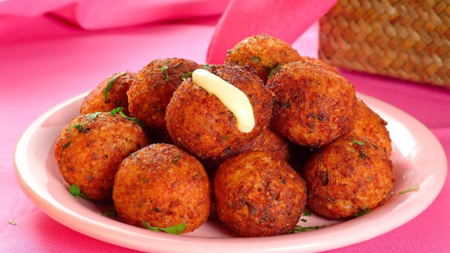 DELÍCIA: Receita de bolinho de arroz com linguiça calabresa