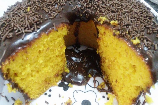 Receita: faça um bolo de cenoura rápido, bem fofinho e saboroso