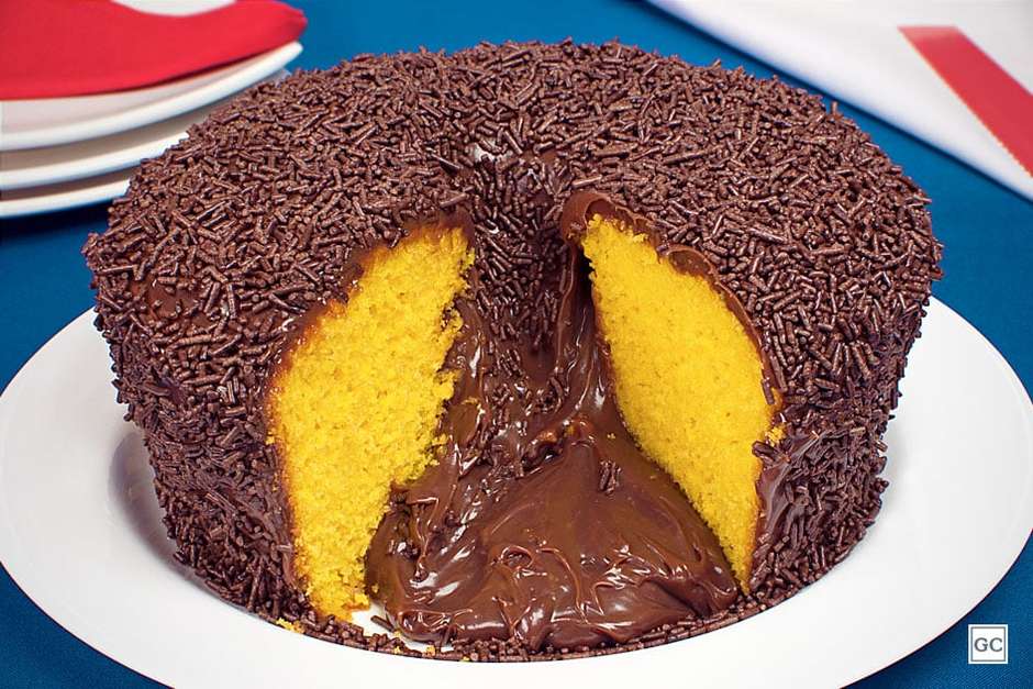 FOFINHO: Aprenda a fazer o bolo vulcão de cenoura com brigadeiro