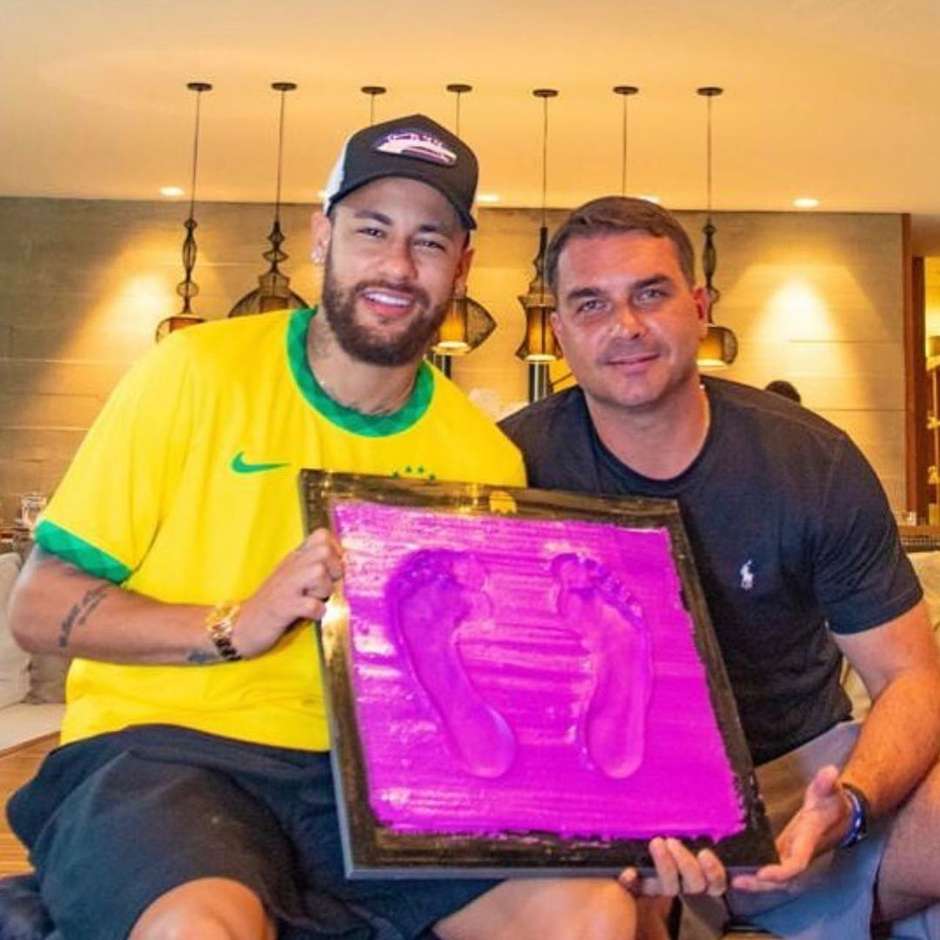 AO LADO DE BOLSONARO: Neymar crava os pés na histórica Calçada da Fama do Maracanã