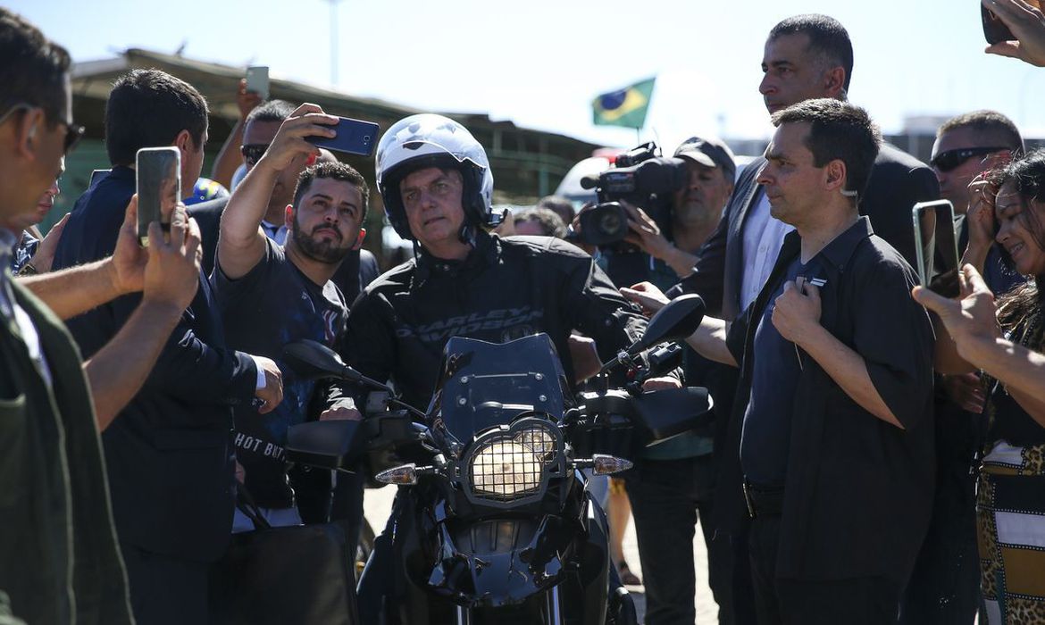 CURTINDO: Presidente Jair Bolsonaro passeia de moto durante Carnaval no Guarujá