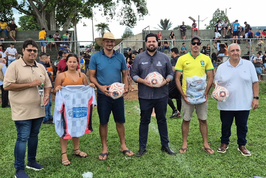 JEAN OLIVEIRA: Deputado entrega kits esportivos para times de Futebol Society em Nova Brasilândia