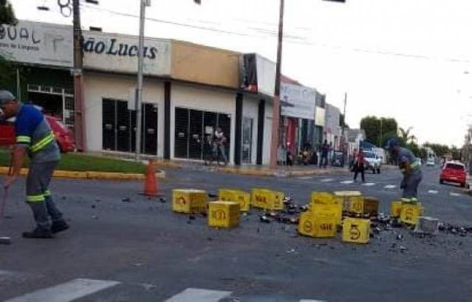 'NÃO SEXTOU': Caixas de cerveja ficam espalhadas no meio da rua após caírem de caminhão