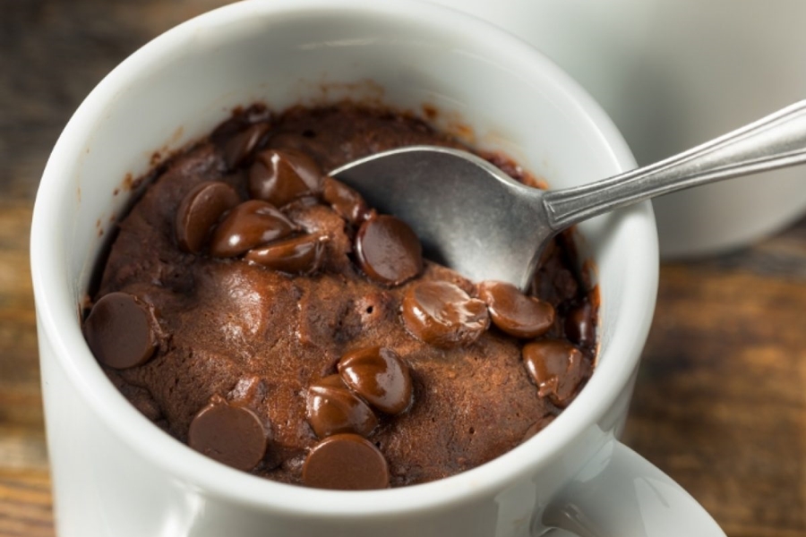 SIMPLES: Aprenda essa receita de brownie de caneca para saciar a vontade de doce