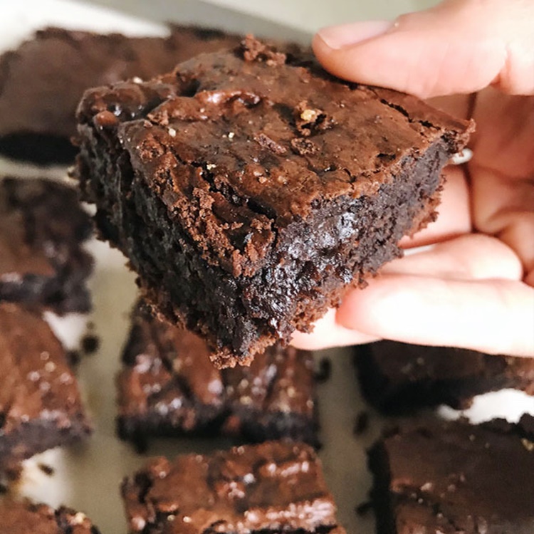 FÁCIL: Brownie feito com nescau, cremoso por dentro e com uma casquinha por fora