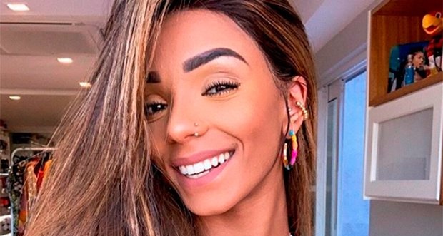 Esposa de Ludmilla empina o bumbum em foto sensual de biquíni