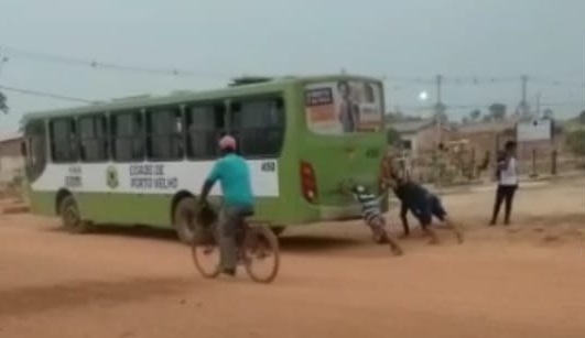 VERGONHA: Vídeo registra passageiros empurrando ônibus coletivo na capital