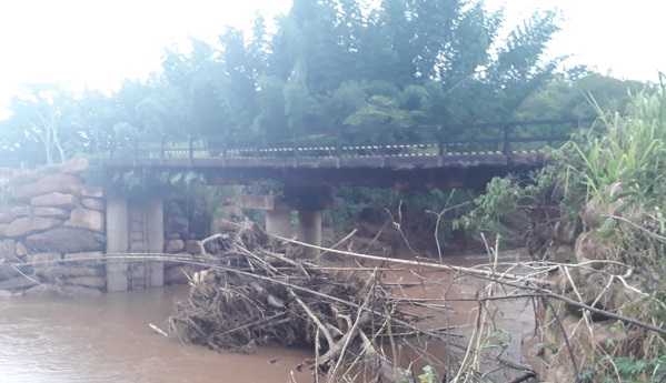 PERIGO: Ponte na Linha 5 corre risco de desmoronamento por enxurrada