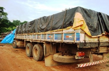 BPA apreende caminhão transportando madeira ilegalmente