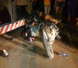 Motociclista bate em traseira de caminhão e fica em estado grave