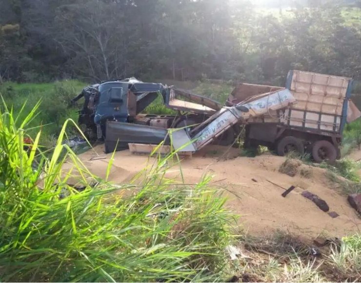 Motorista se envolve em acidente entre quatro carretas na BR-364