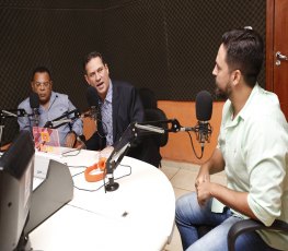 Deputados concedem entrevista em rádio da capital