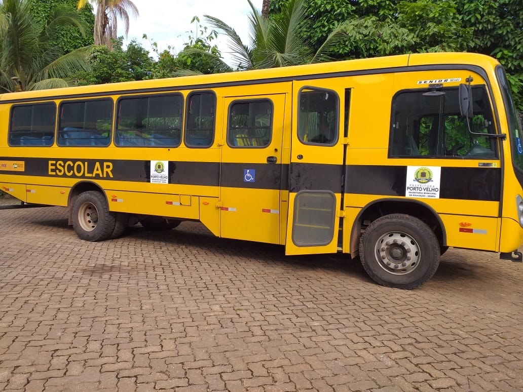 VEREADORA: Joelna Holder acompanha chegada de ônibus escolares em Porto Velho