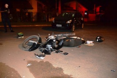 Choque entre carro e moto deixa duas pessoas feridas