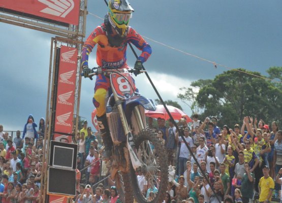 Motos aceleram na pista de Colorado para A 2ª Etapa do estadual