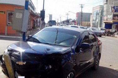 CENA DA CIDADE – Motorista perde controle e bate carro em proteção de concreto